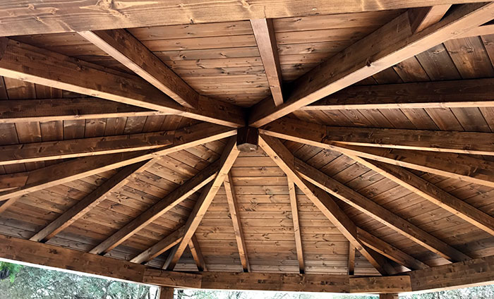 Estructura de una pérgola hexagonal de madera para un jardín