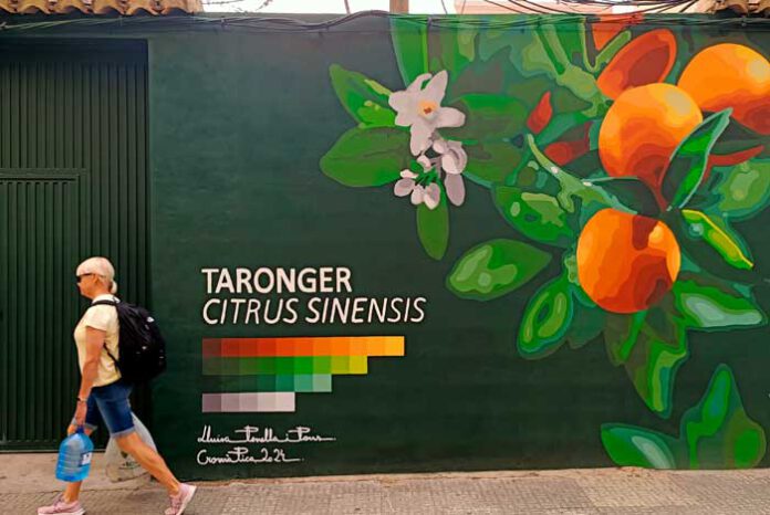 Mural de naranjo en el Festival Cromàpica de Picassent